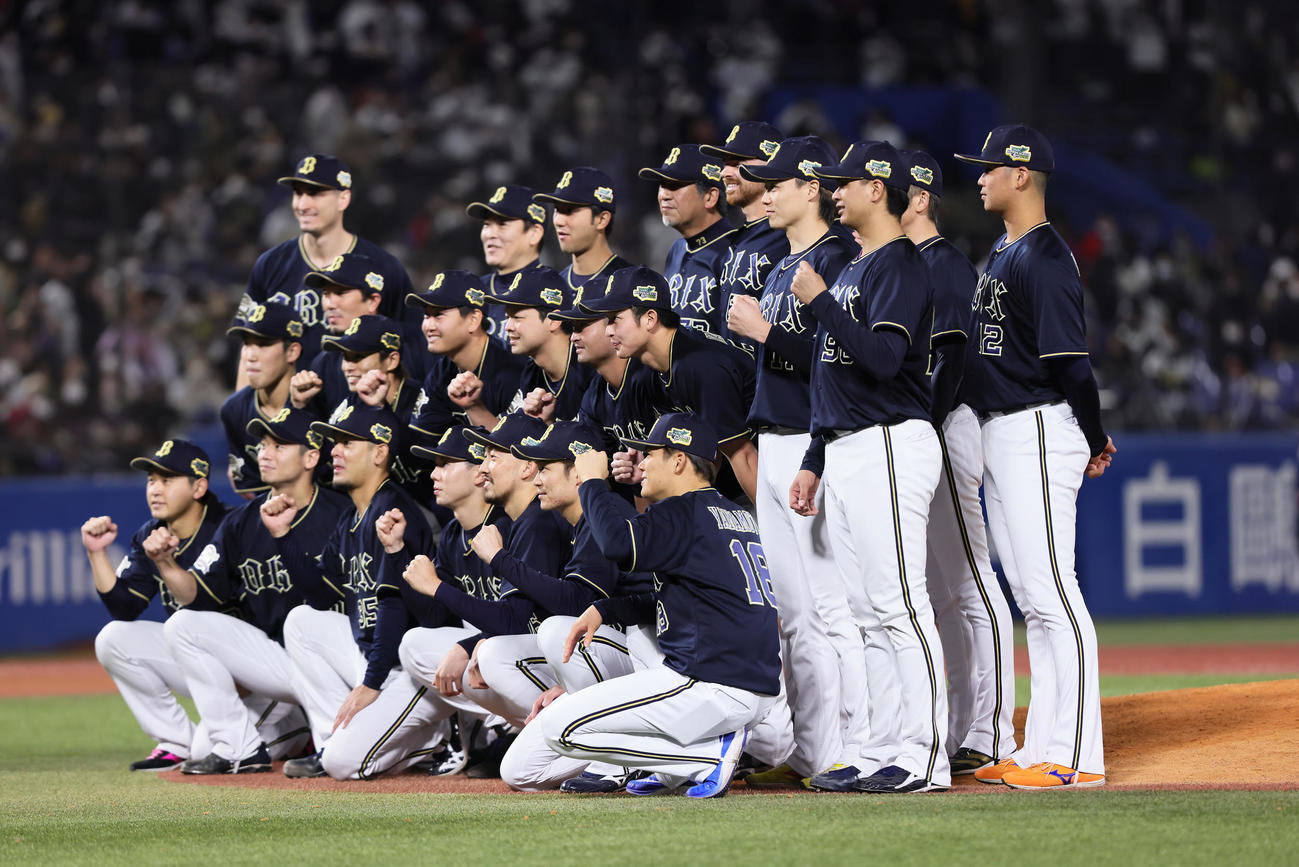 ヤクルト対オリックス　日本シリーズを制し記念撮影に臨むオリックス山本（前列右端）ら（撮影・足立雅史）