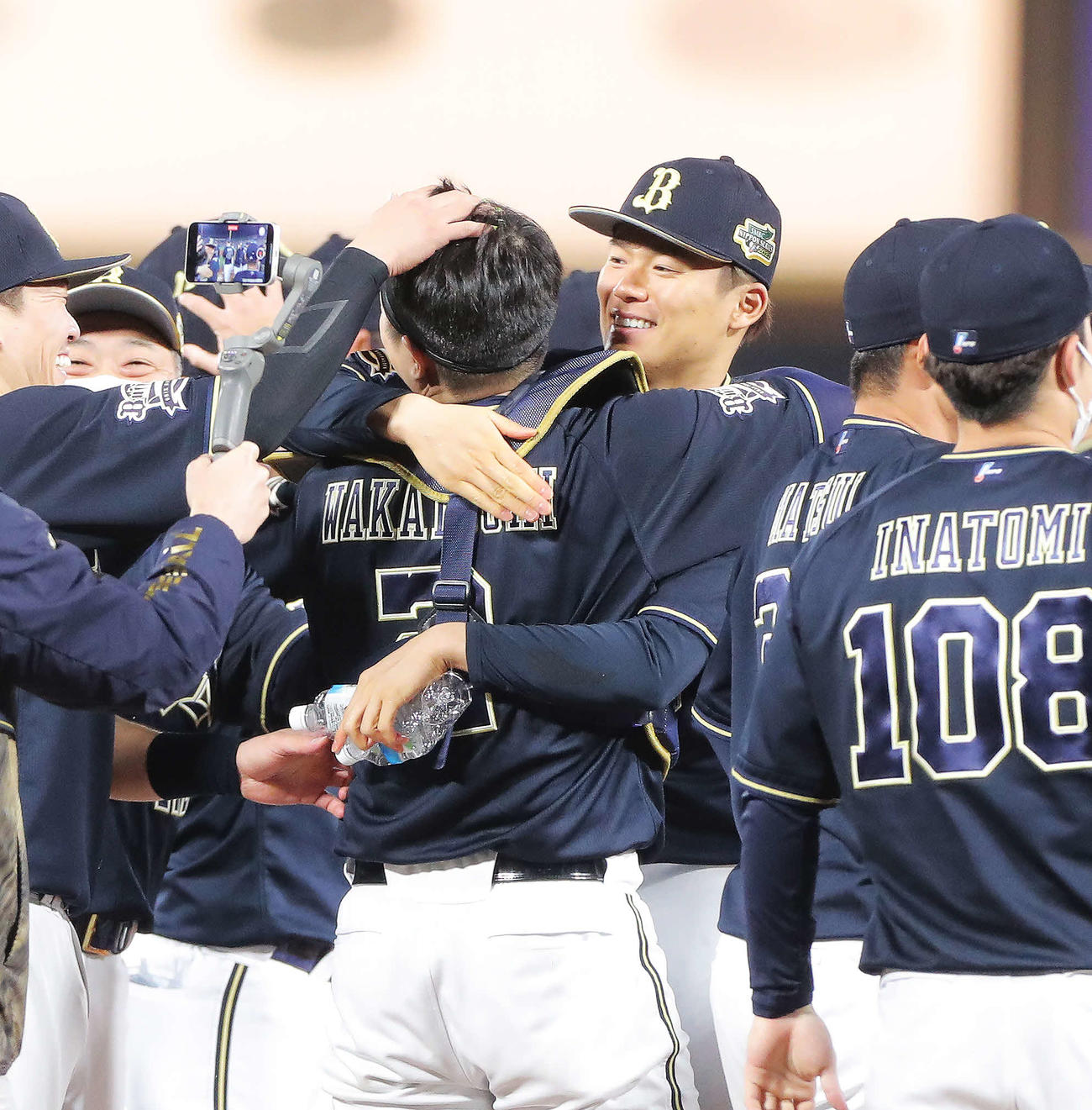 ヤクルト対オリックス　日本シリーズ優勝を決め、マウンドで若月（中央）に抱きつく山本（撮影・河田真司）