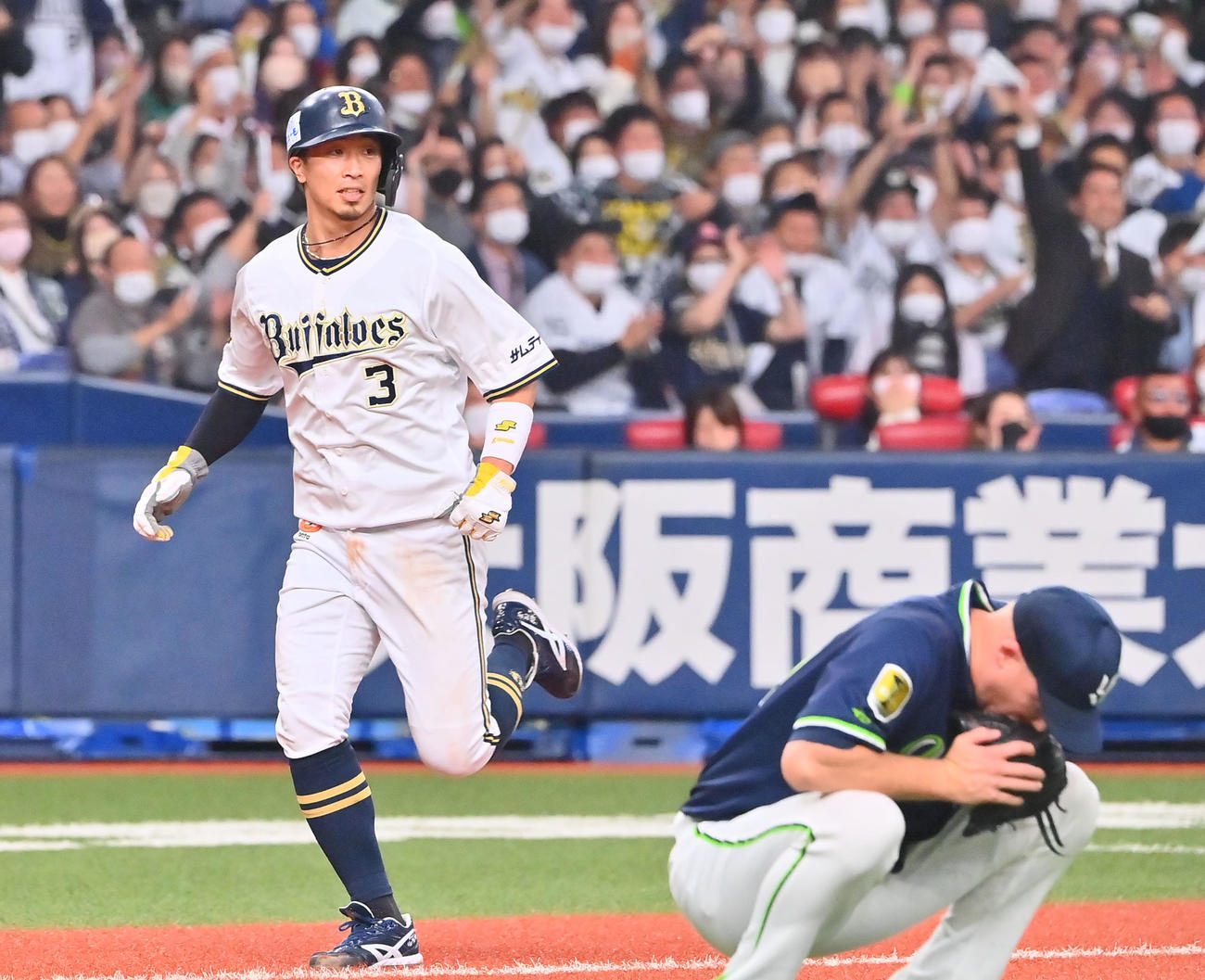 日本シリーズ第5戦　9回裏オリックス1死二塁、西野の打球を受けたマクガフはしゃがみ込む、左は生還する安達了一（2022年10月27日撮影）