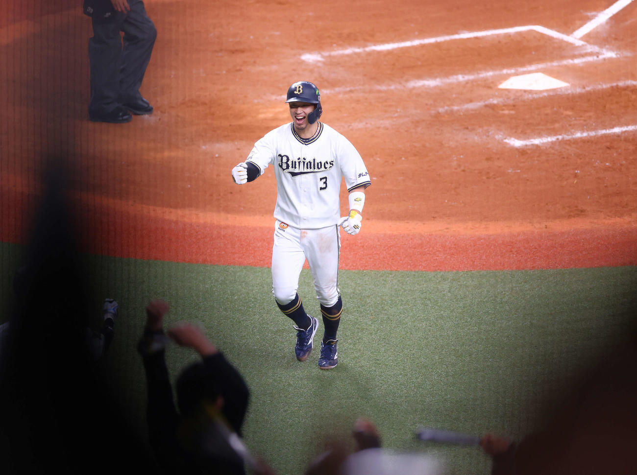 日本シリーズ第5戦　9回裏オリックス1死二塁、マクガフの一塁への悪送球の間に生還する安達了一（2022年10月27日撮影）