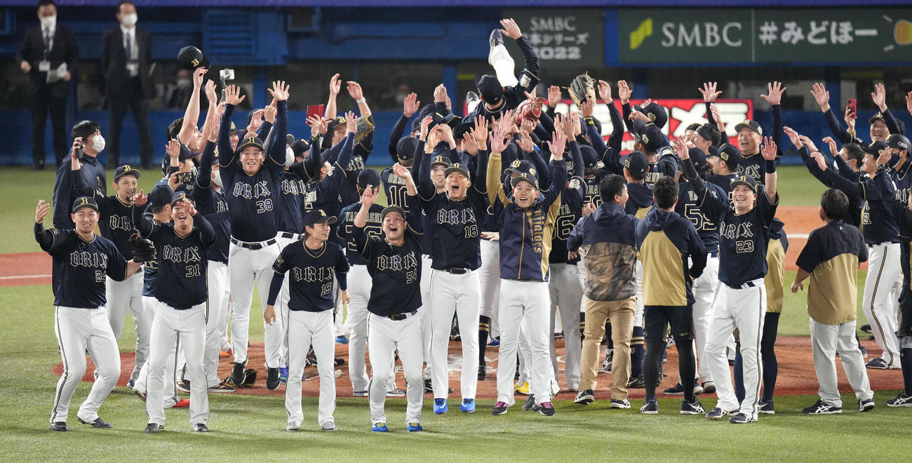 ヤクルト対オリックス　日本一を決め、胴上げされるオリックス中嶋監督と一緒に跳ねて喜ぶ山本（中央）、宮城（中央右）らナイン（撮影・鈴木みどり）