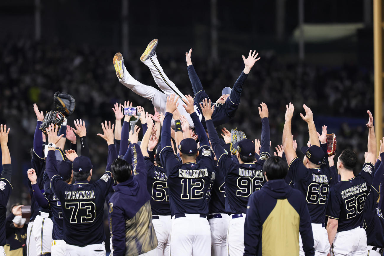 ヤクルト対オリックス　日本シリーズを制し胴上げされるオリックス中嶋監督（撮影・足立雅史）