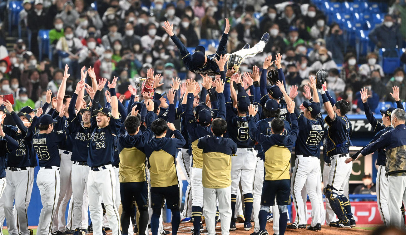 ヤクルト対オリックス　ヤクルトを破り日本一、ナインに胴上げされる中嶋監督（撮影・前岡正明）