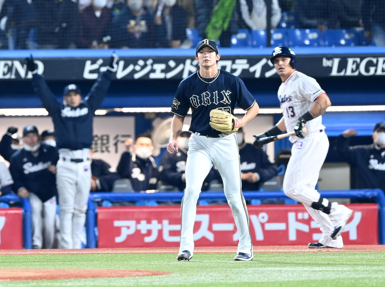 ヤクルト対オリックス　8回裏ヤクルト1死一、三塁、オスナに左越え3点本塁打を打たれた山崎颯（撮影・前岡正明）
