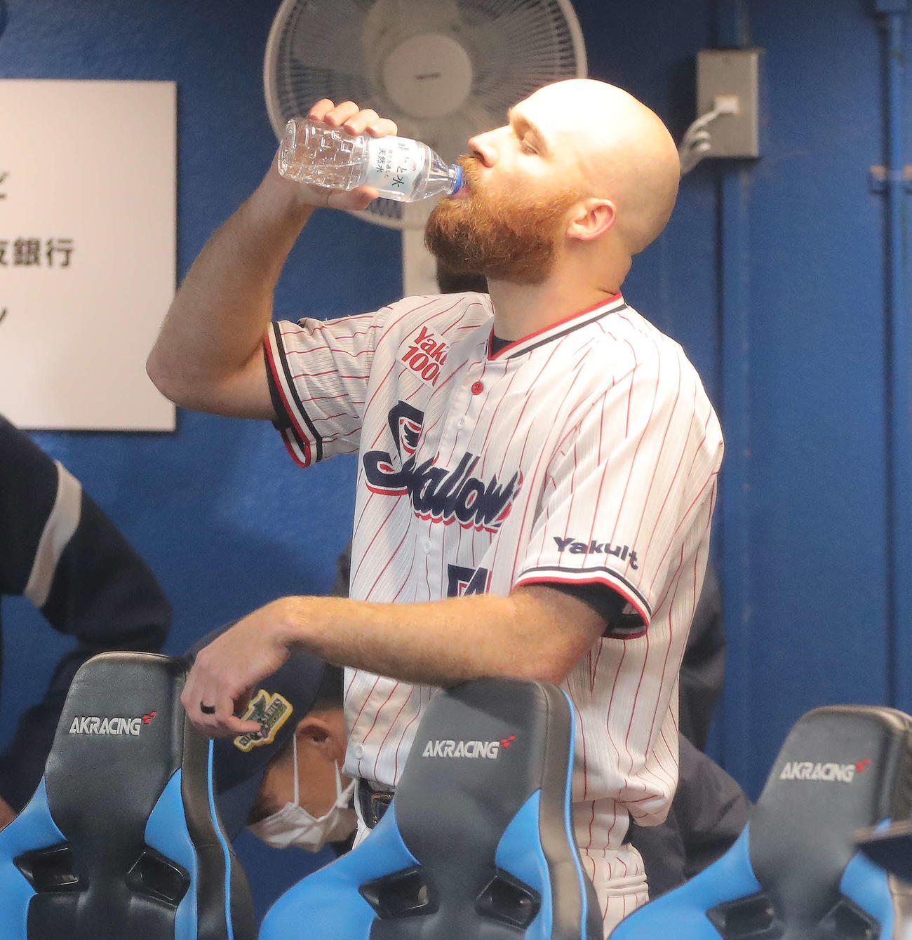 ヤクルト対オリックス　5回表2死三塁、降板し水分補給するサイスニード（撮影・河田真司）