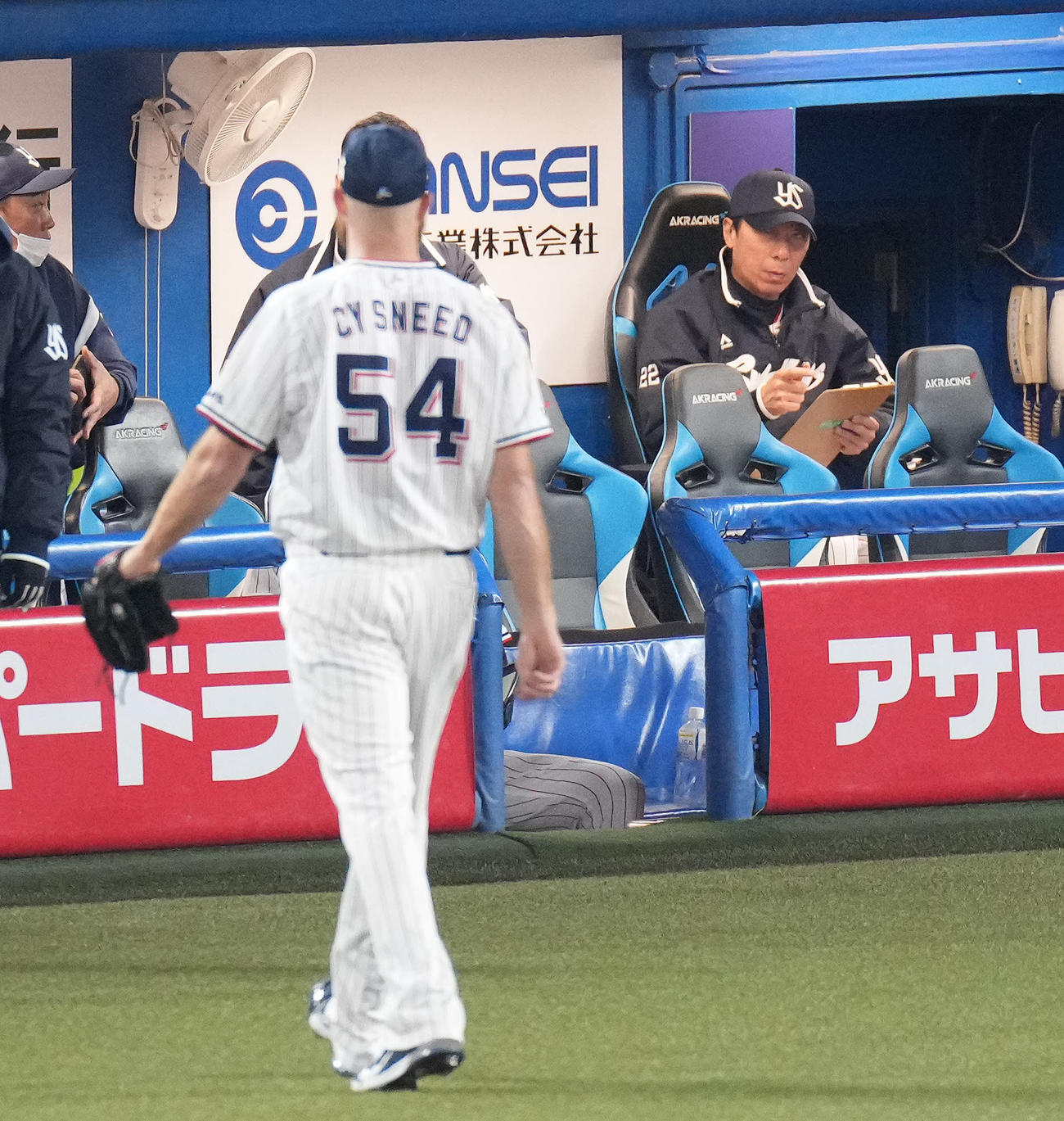 ヤクルト対オリックス　5回途中、降板するサイスニード（手前）を見つめるヤクルト高津監督（撮影・鈴木みどり）