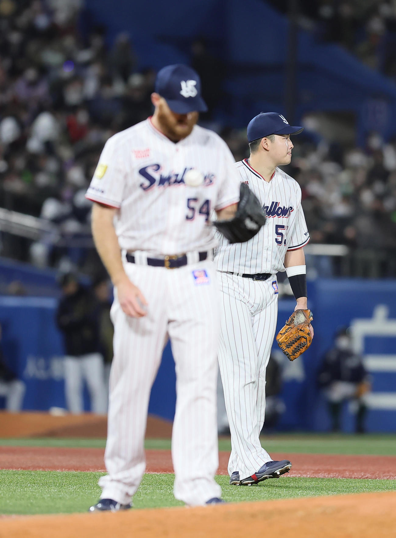 ヤクルト対オリックス　5回表オリックス無死一塁、宮城のバントの目測を誤り渋い顔を見せるサイスニード（手前）と三塁手村上（撮影・足立雅史）