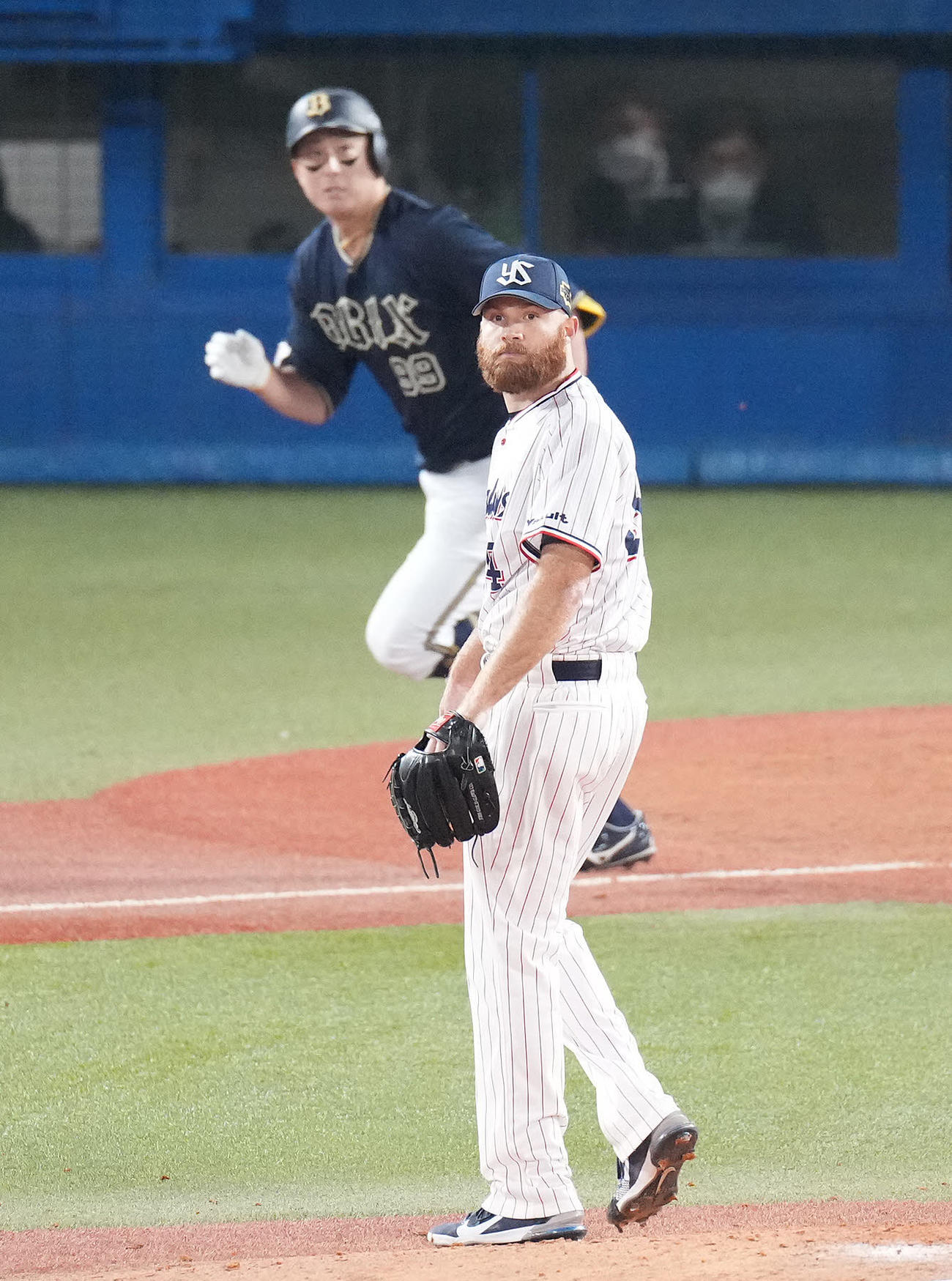 ヤクルト対オリックス　5回表オリックス2死満塁、杉本の打球を中堅手塩見が失策し、走者一掃を許すサイスニード（撮影・鈴木みどり）