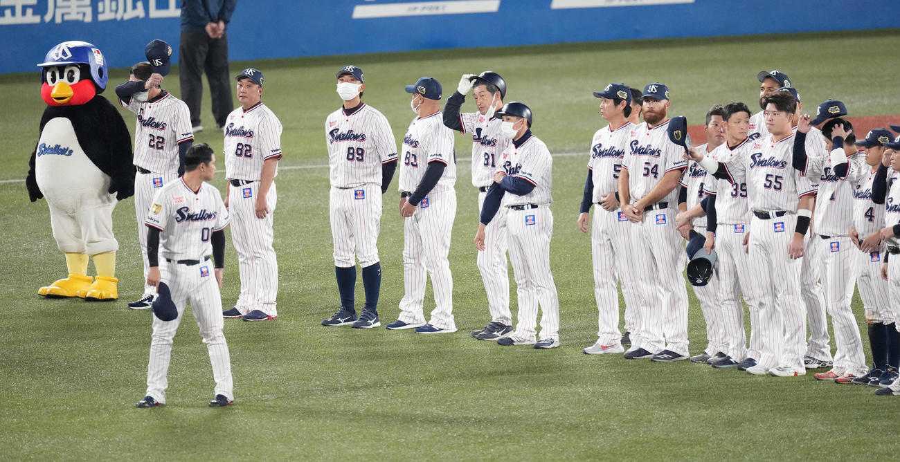 ヤクルト対オリックス　日本一を逃し、ファンの前に整列する際、手で顔を覆うヤクルト高津監督（左）（撮影・鈴木みどり）