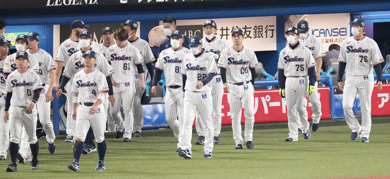 ヤクルト対オリックス　日本一を逃し、整列へ向かうヤクルト高津監督（中央）（撮影・鈴木みどり）
