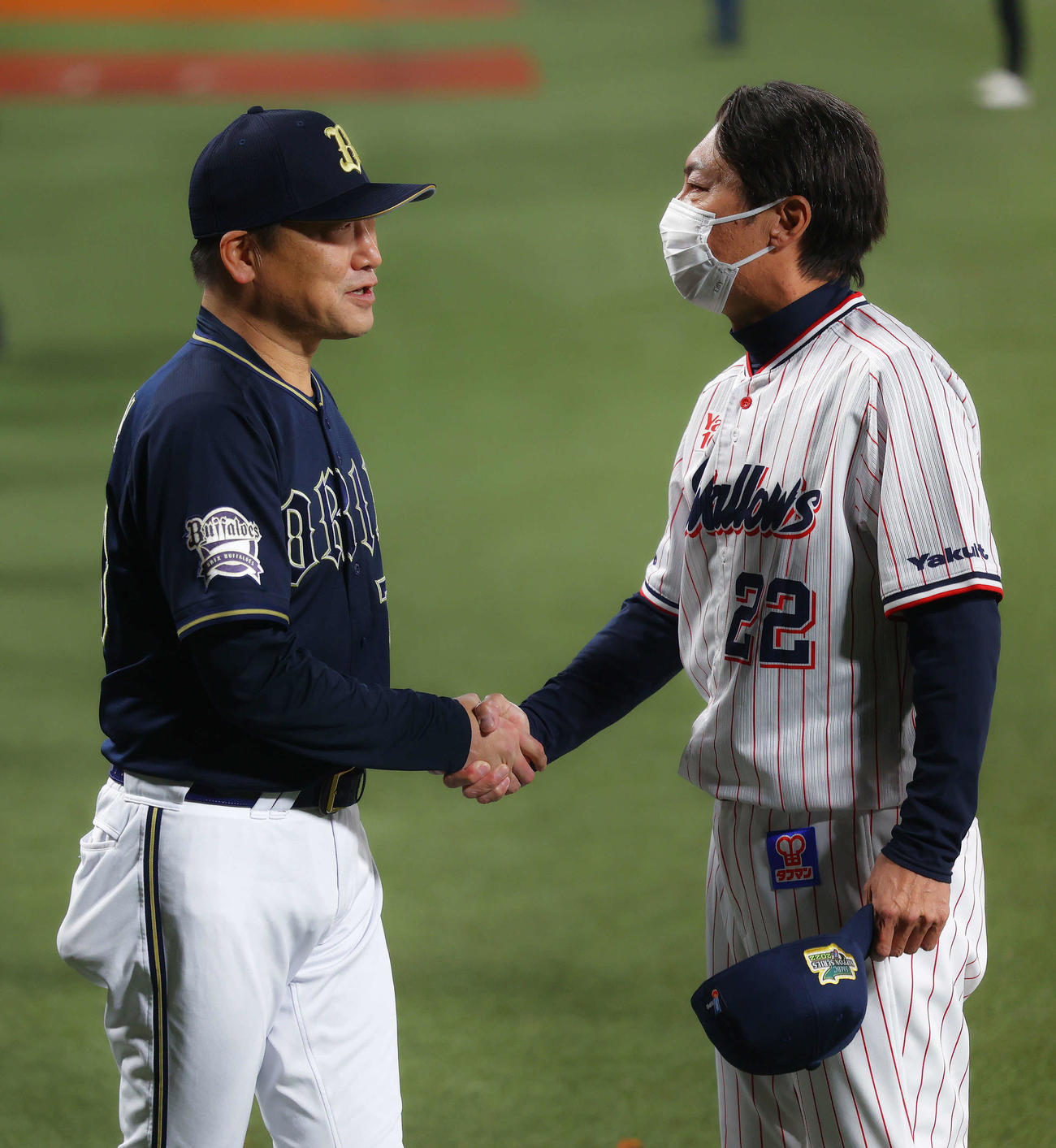 試合を終え握手するオリックス中嶋監督（左）とヤクルト高津監督（撮影・河田真司）