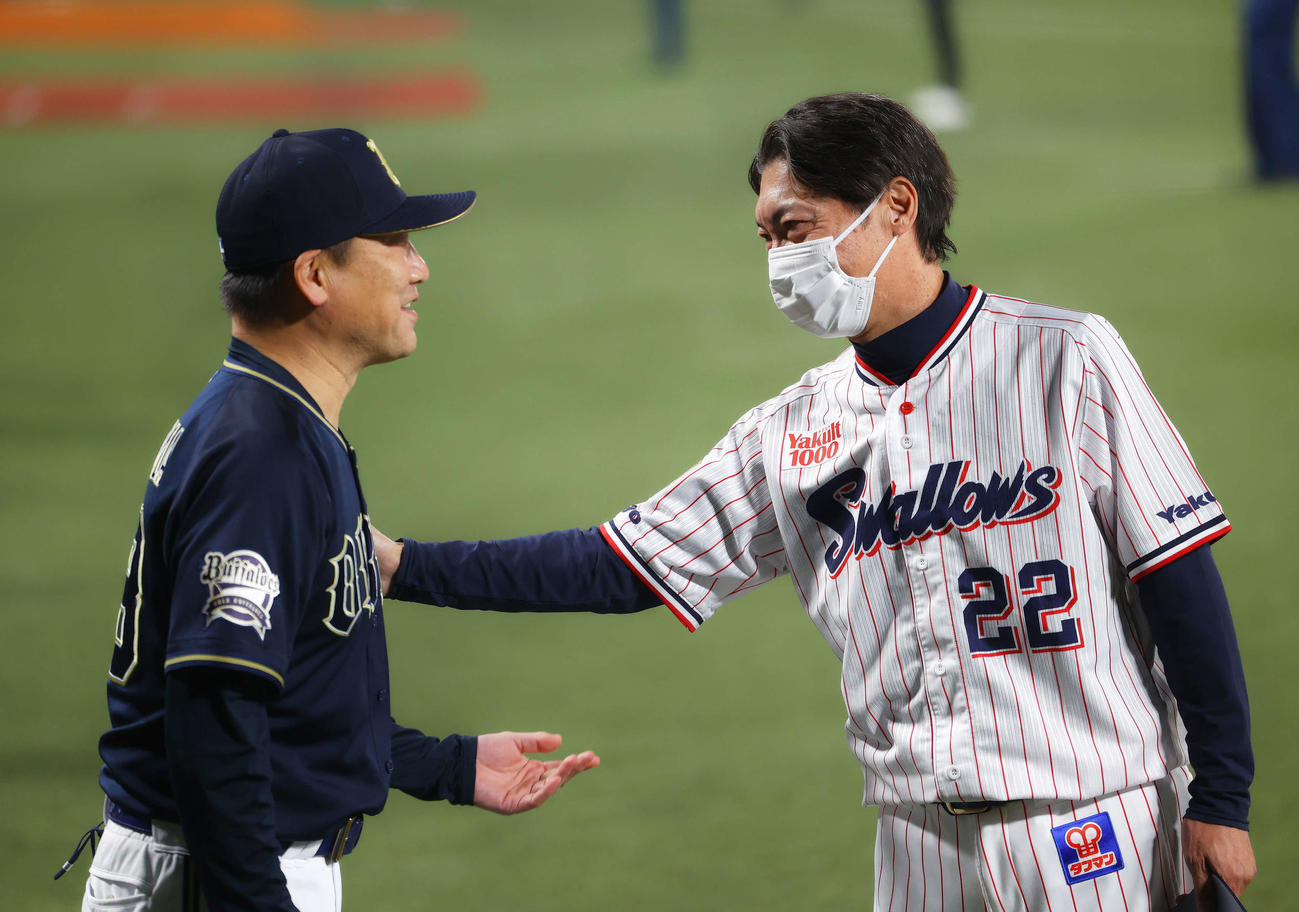 ヤクルト対オリックス　試合を終えオリックス中嶋監督（左）と言葉を交わすヤクルト高津監督（撮影・河田真司）
