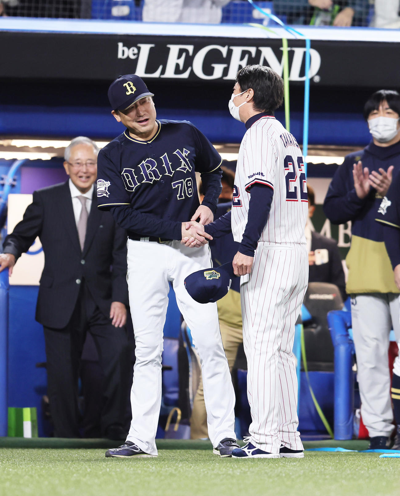ヤクルト対オリックス　試合を終え、健闘をたたえ合い握手を交わすオリックス中嶋監督（左）とヤクルト高津監督（撮影・足立雅史）