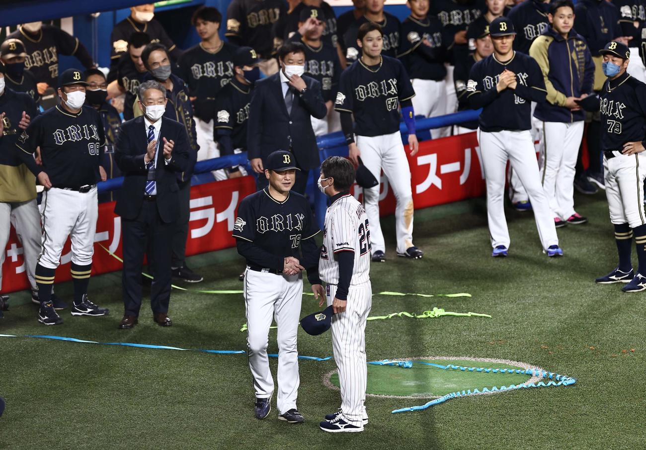 激戦を終え、高津監督（中央右）と握手を交わす中嶋監督（撮影・上田博志）
