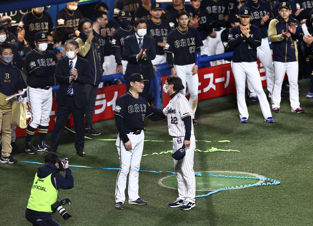 激戦を終え、高津臣吾監督（右）と健闘をたたえ合う中嶋聡監督（撮影・上田博志）