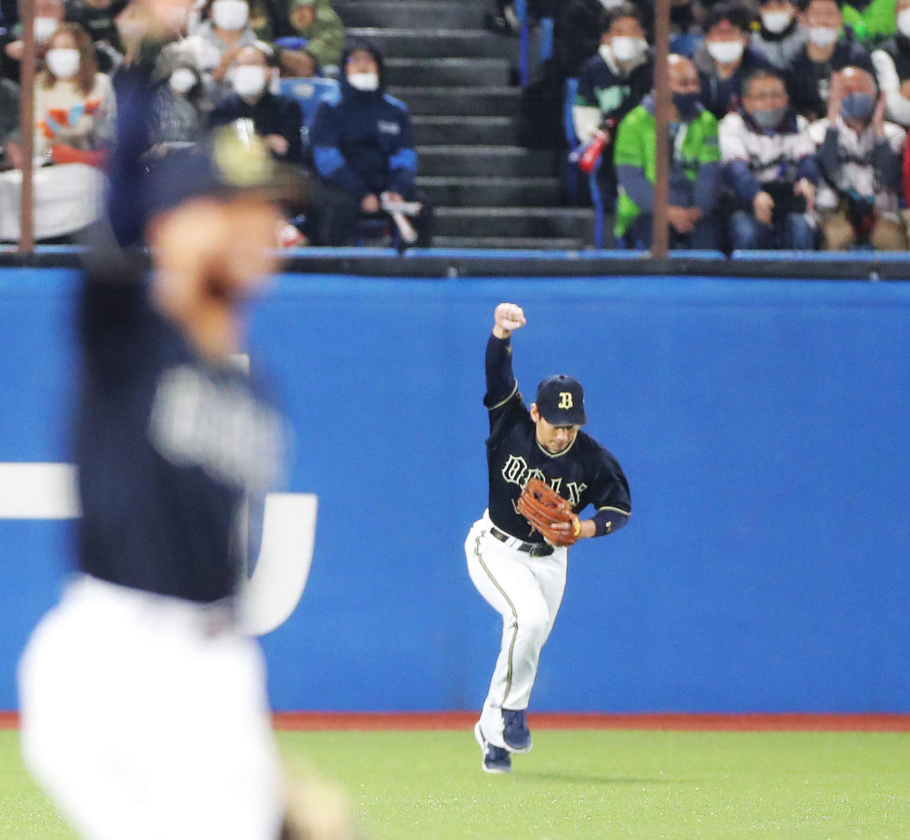 ヤクルト対オリックス　ヤクルトに勝利し、日本シリーズ優勝を決めガッツポーズするオリックス吉田正（撮影・河田真司）