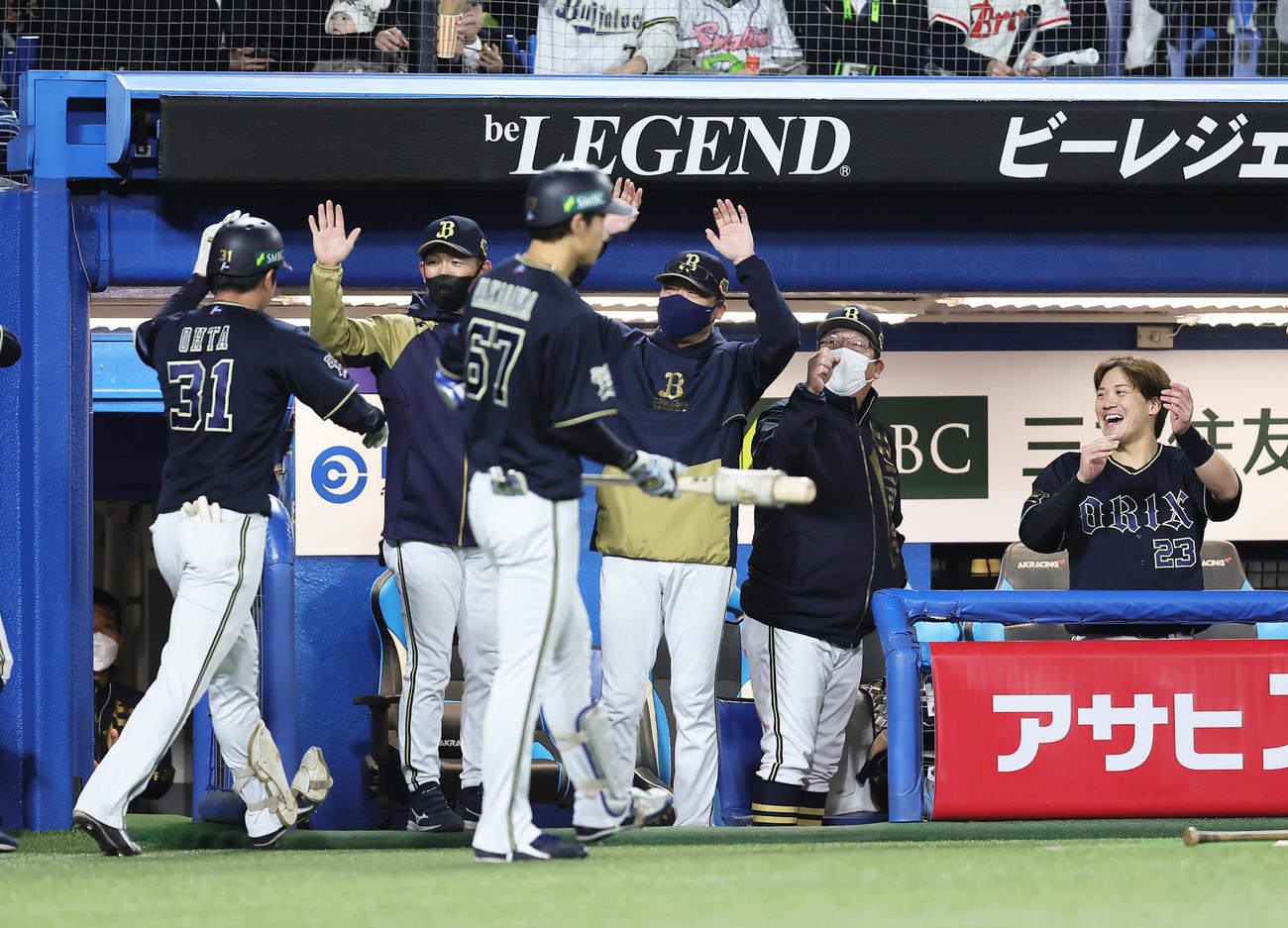 ヤクルト対オリックス　1回表オリックス無死、太田（左端）は先頭打者本塁打を放ち中嶋監督（中央）らに迎えられる（撮影・足立雅史）