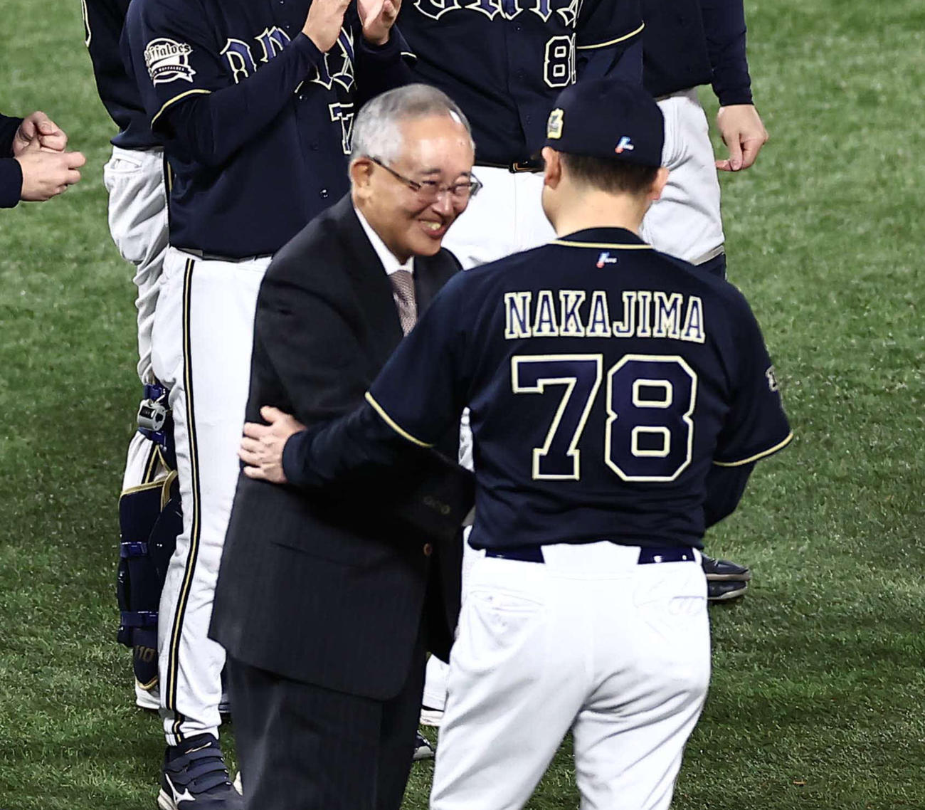日本一を決めた中嶋監督（右）と握手を交わすオリックス宮内オーナー（撮影・上田博志）