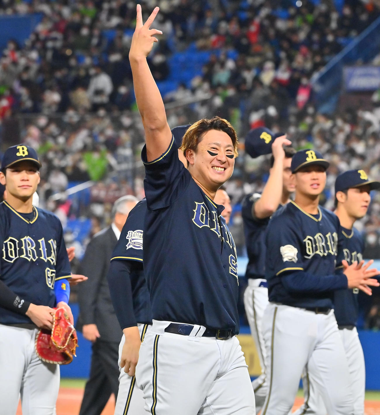 ヤクルト対オリックス　日本シリーズを制し、中嶋聡監督の胴上げを終え最高の笑顔を見せる杉本（撮影・和賀正仁）