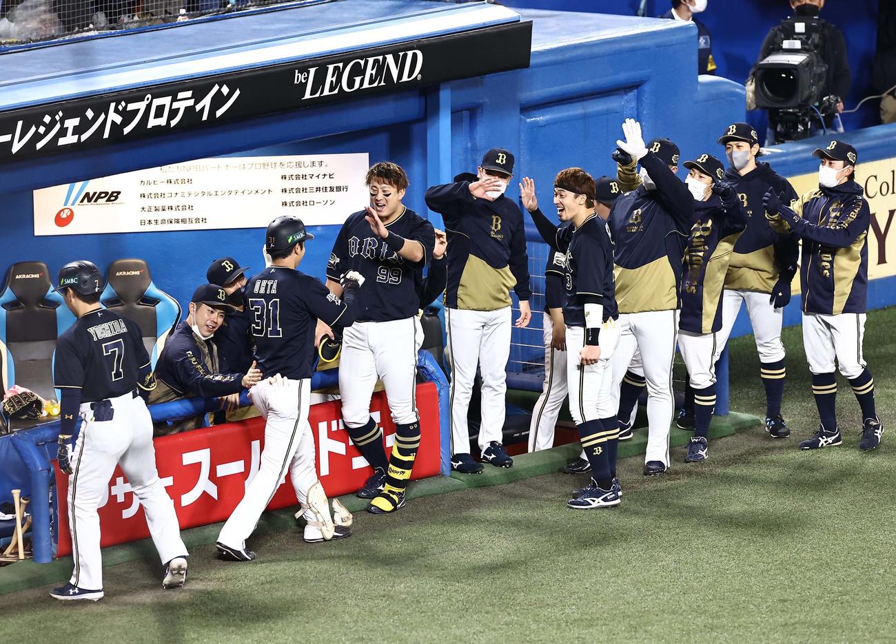 1回表オリックス無死、中越え先頭打者本塁打を放った太田をハイタッチで出迎えるオリックスナイン（撮影・上田博志）