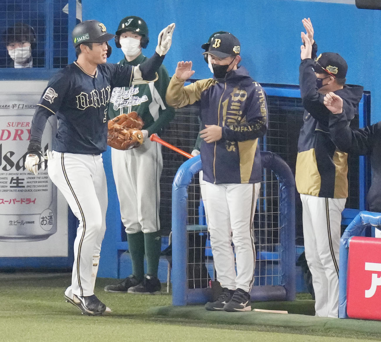 ヤクルト対オリックス　1回表オリックス無死、初球先頭打者本塁打を放った太田（左）を迎える中嶋監督（右）（撮影・鈴木みどり）