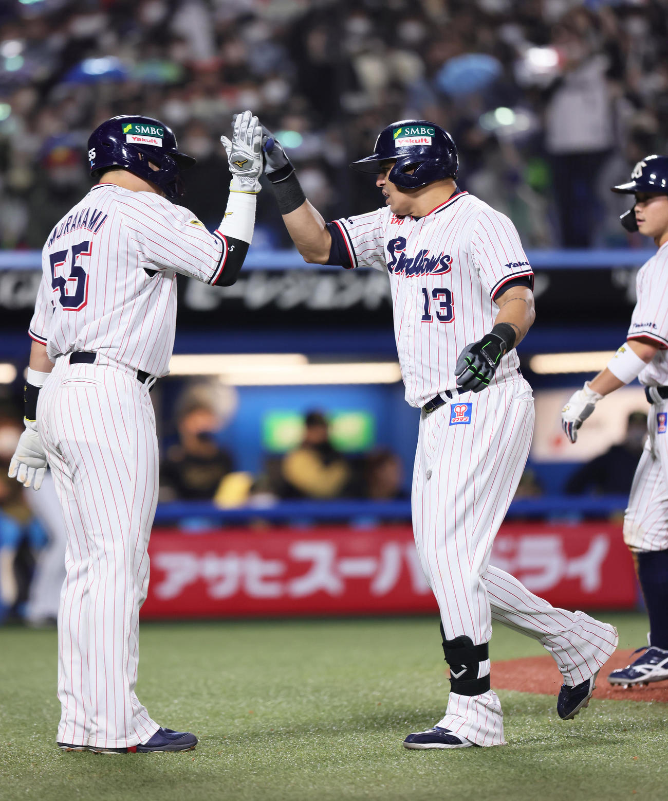 ヤクルト対オリックス　8回裏ヤクルト1死一、三塁、オスナ（右）は左越え3点本塁打を放ち村上とタッチを交わす（撮影・足立雅史）