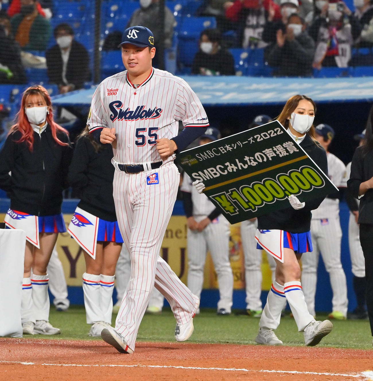 「SMBCみんなの声援賞」に選ばれたヤクルト村上（撮影・和賀正仁）