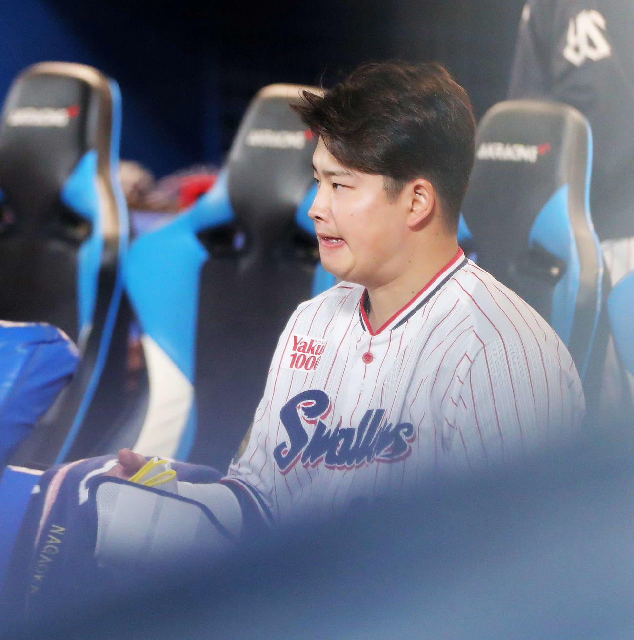 ヤクルト対オリックス　オリックスが日本シリーズ優勝を決め、ベンチで浮かない表情を見せる村上（撮影・河田真司）