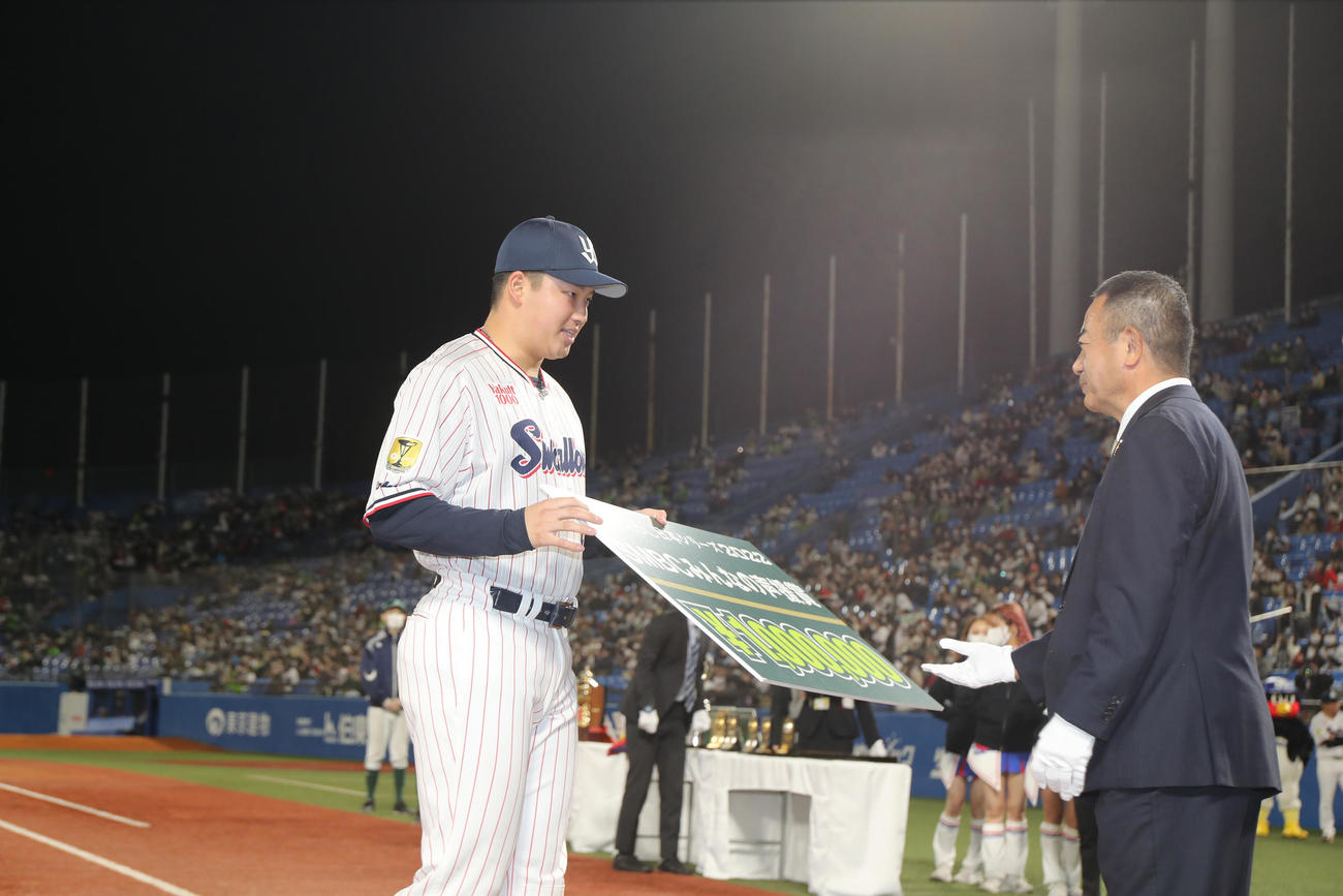 ヤクルト対オリックス　「SMBCみんなの声援賞」を受賞したヤクルト村上