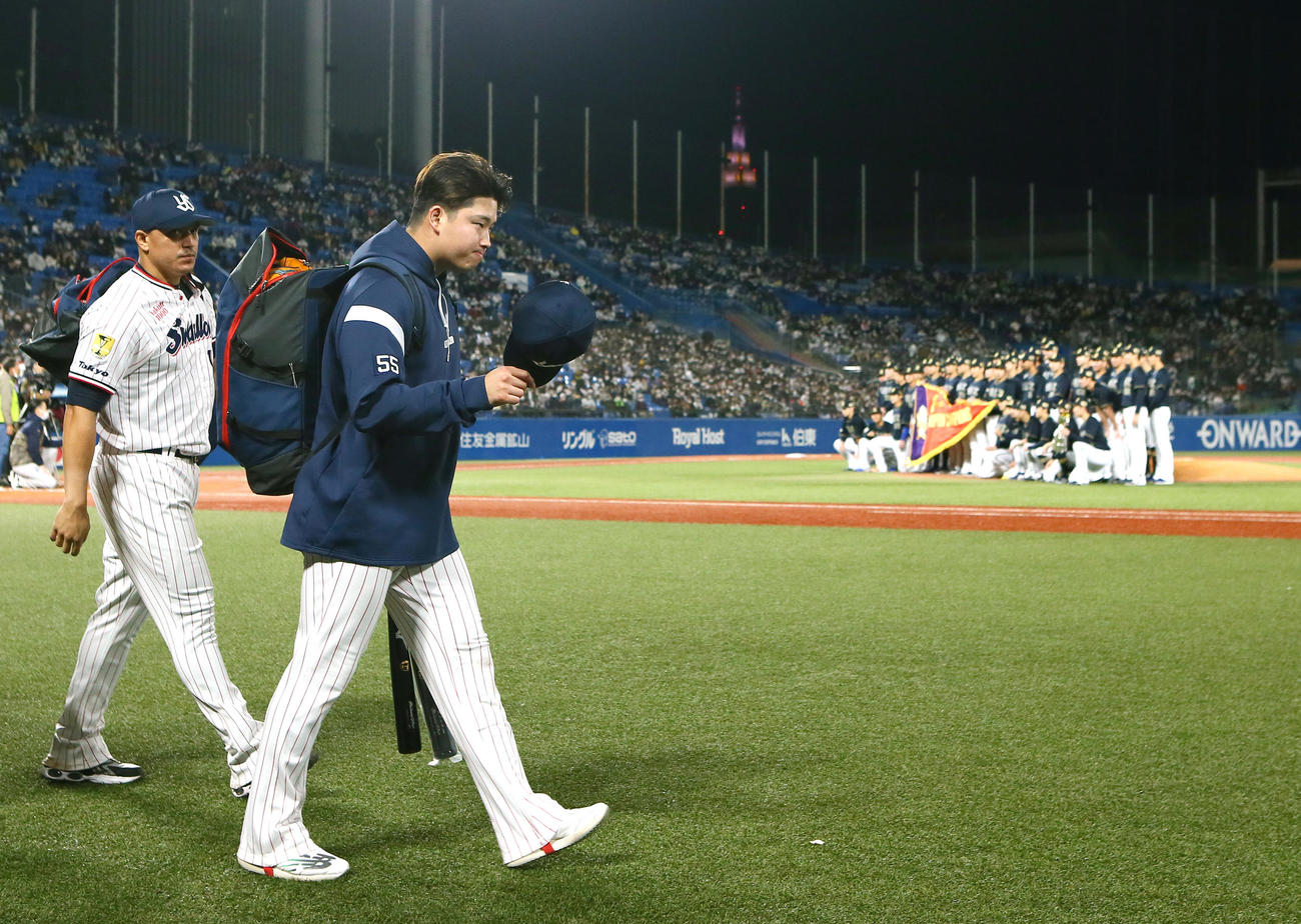 ヤクルト対オリックス　日本一を喜ぶオリックスの選手らを横目に引き揚げるヤクルトの村上（右）とオスナ（撮影・足立雅史）