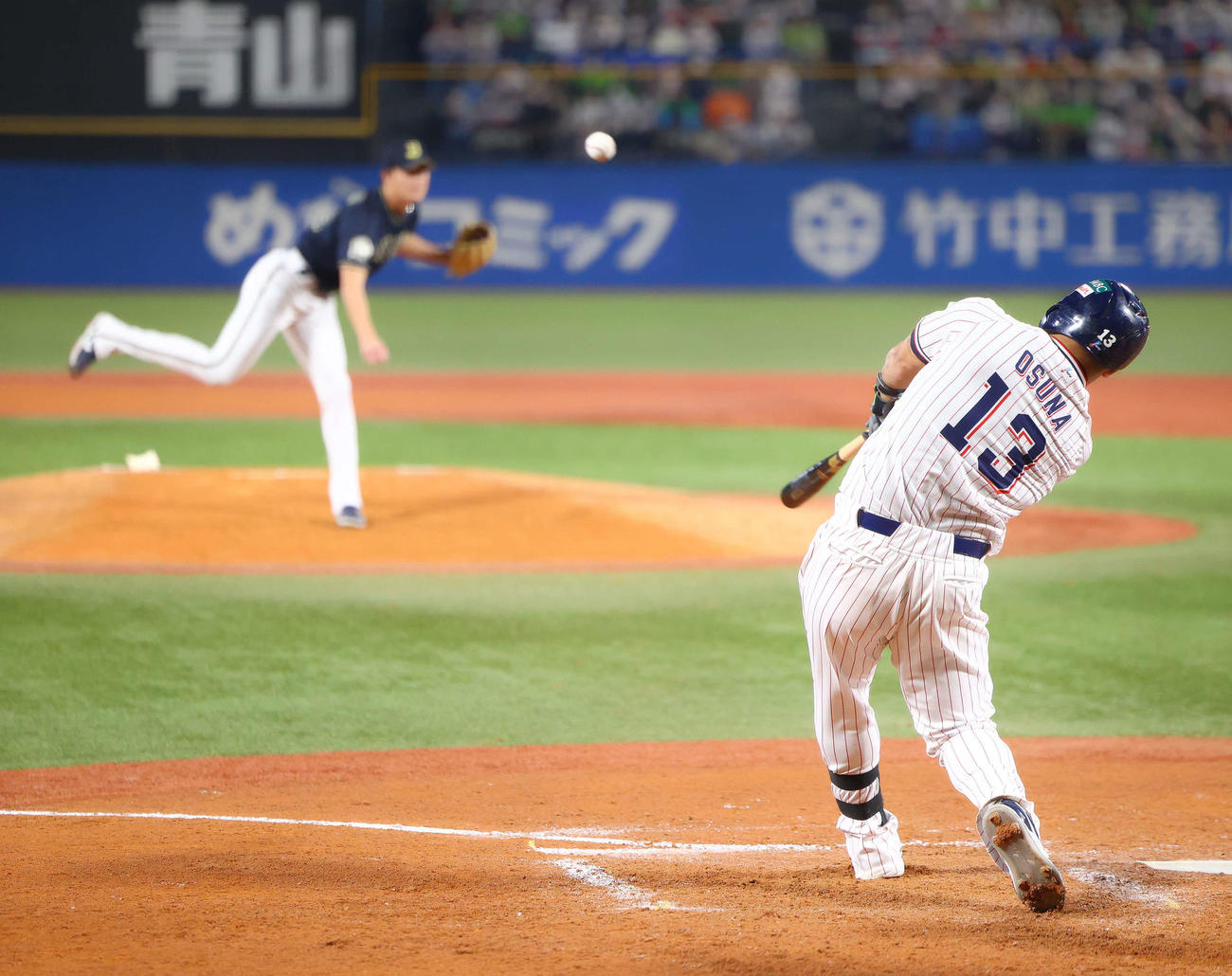 ヤクルト対オリックス　8回裏ヤクルト1死一、三塁、左越え3点本塁打を放つオスナ。投手山崎颯（撮影・河田真司）