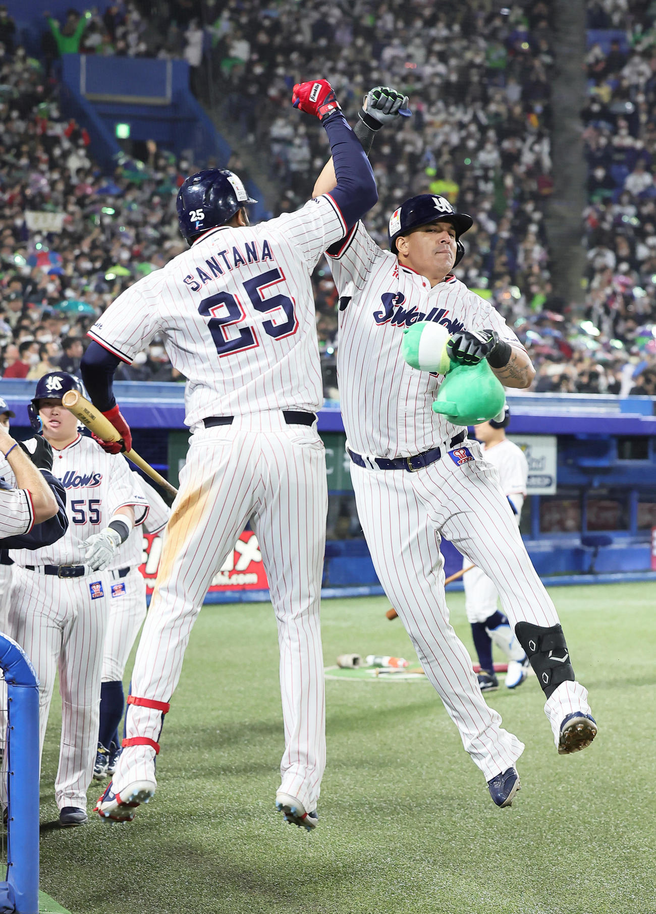 ヤクルト対オリックス　8回裏ヤクルト1死一、三塁、オスナ（右）は左越え3点本塁打を放ちサンタナとジャンプタッチする（撮影・足立雅史）
