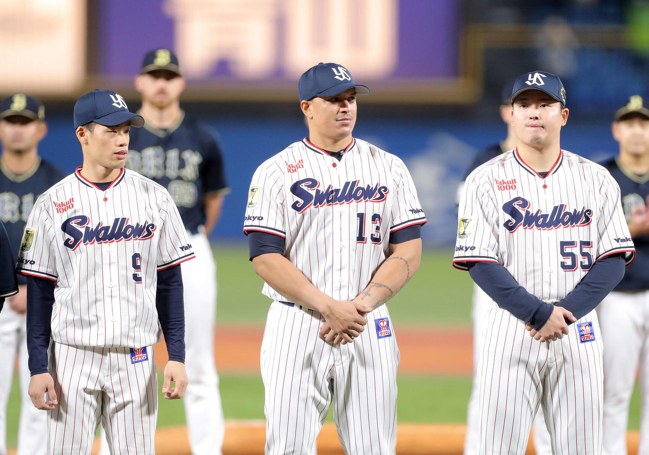 ヤクルト対オリックス　各個人表彰に臨むヤクルトの、左から塩見、オスナ、村上（撮影・河田真司）