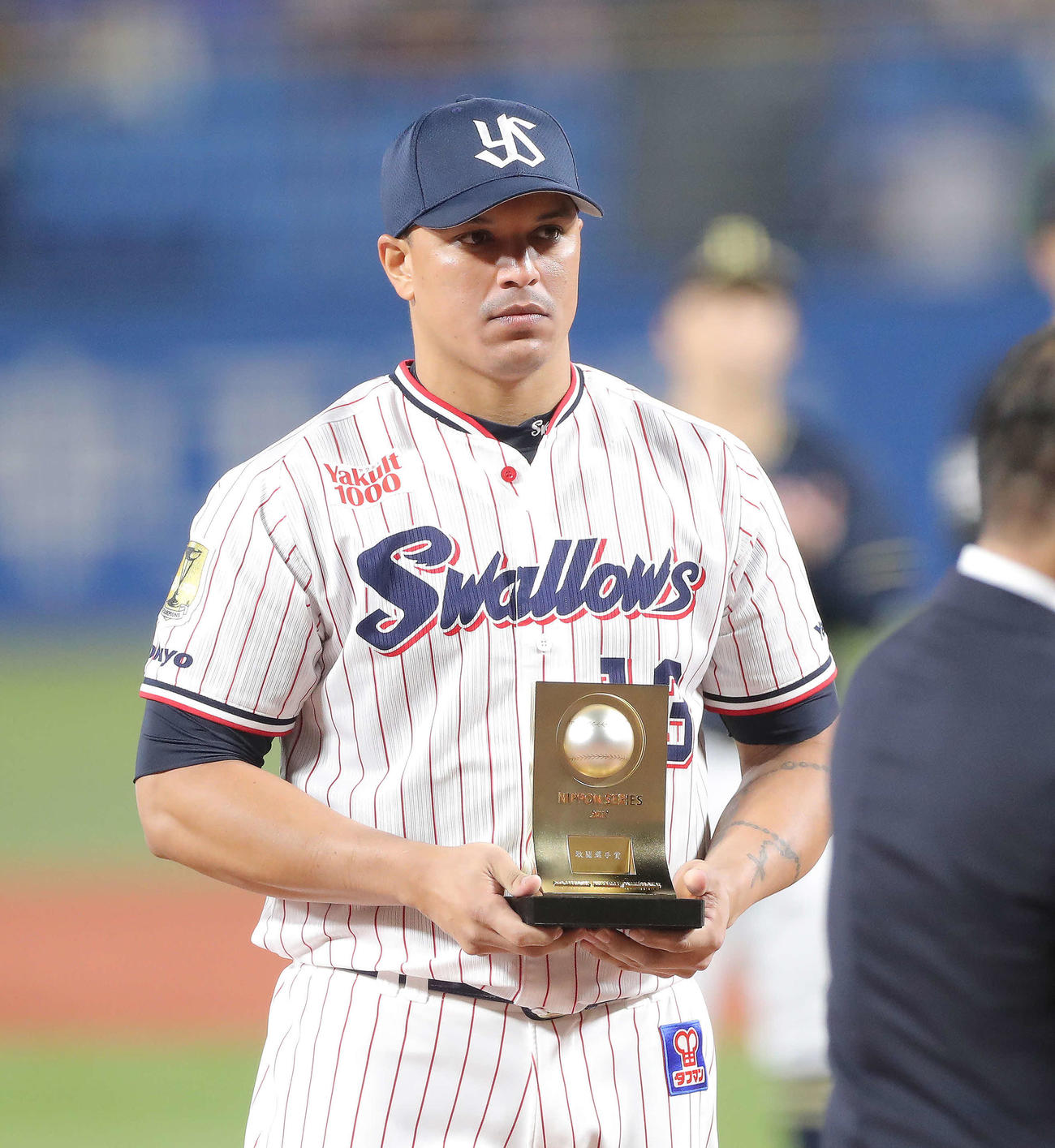 ヤクルト対オリックス　敢闘賞の表彰を受けるオスナ（撮影・河田真司）