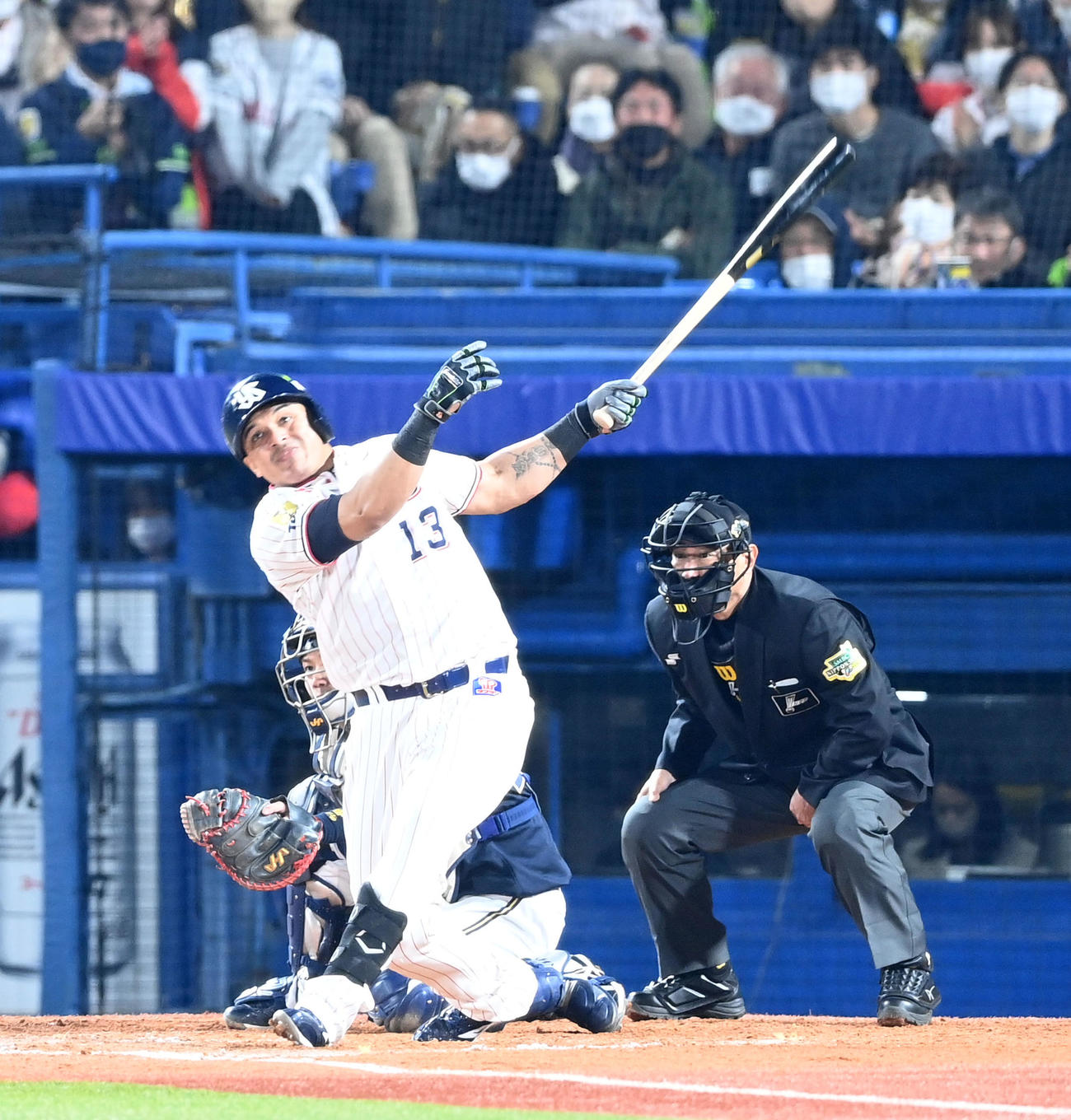 ヤクルト対オリックス　8回裏ヤクルト1死一、三塁、オスナは左越え3点本塁打を放つ（撮影・前岡正明）