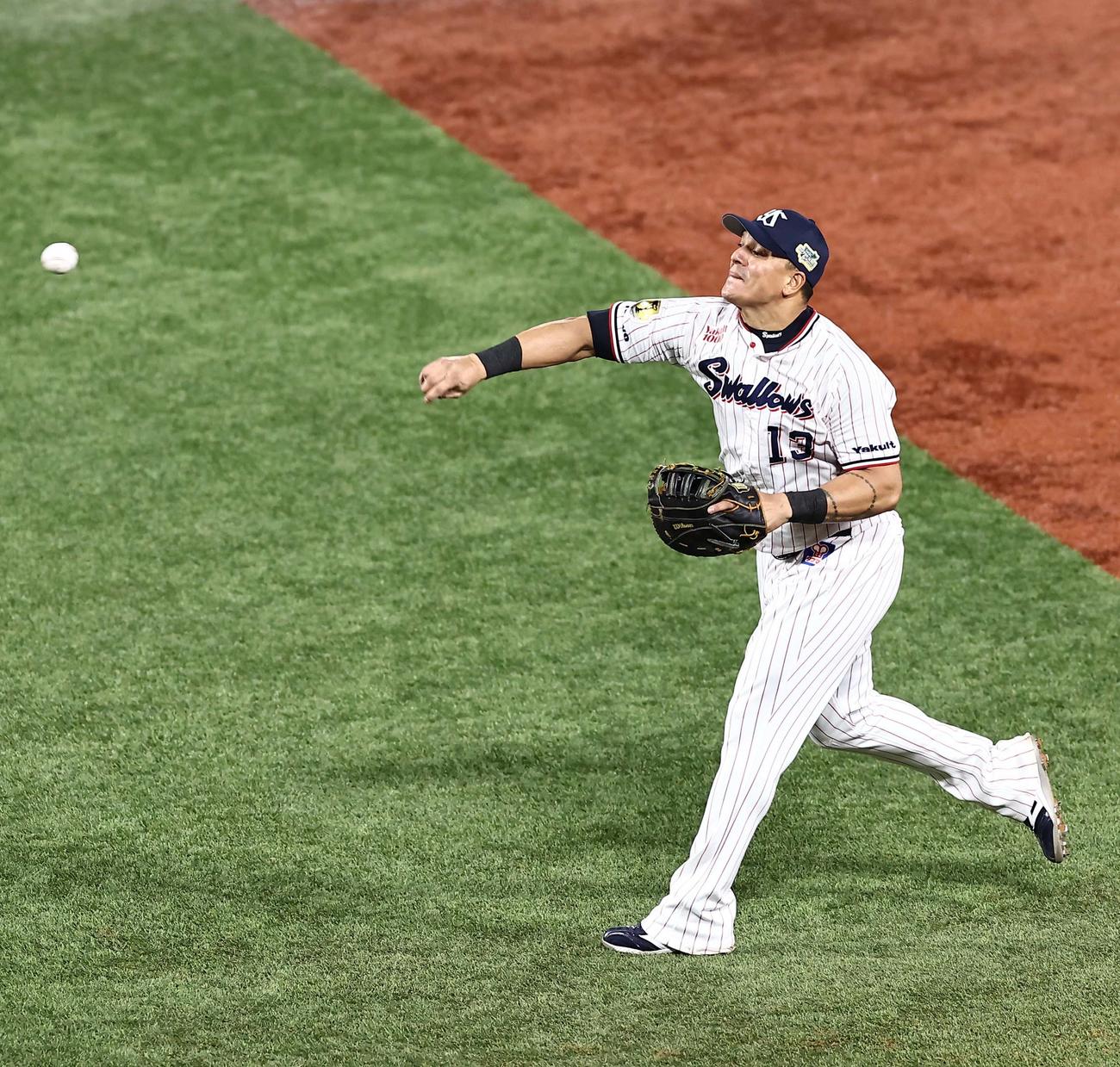 9回表オリックス1死三塁、オスナはファンブルするも本塁へ送球し小田を刺す（撮影・上田博志）