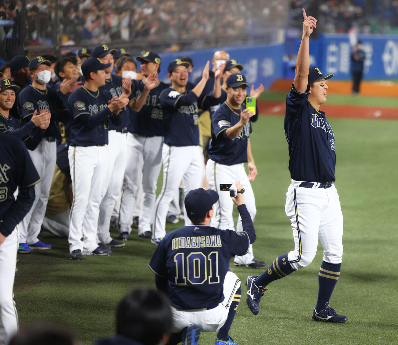 ヤクルト対オリックス　日本シリーズMVPに選ばれるオリックス杉本（右）（撮影・河田真司）