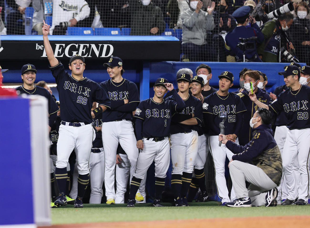 ヤクルト対オリックス　日本シリーズMVPに選出されガッツポーズするオリックス杉本（左から2人目）（撮影・足立雅史）