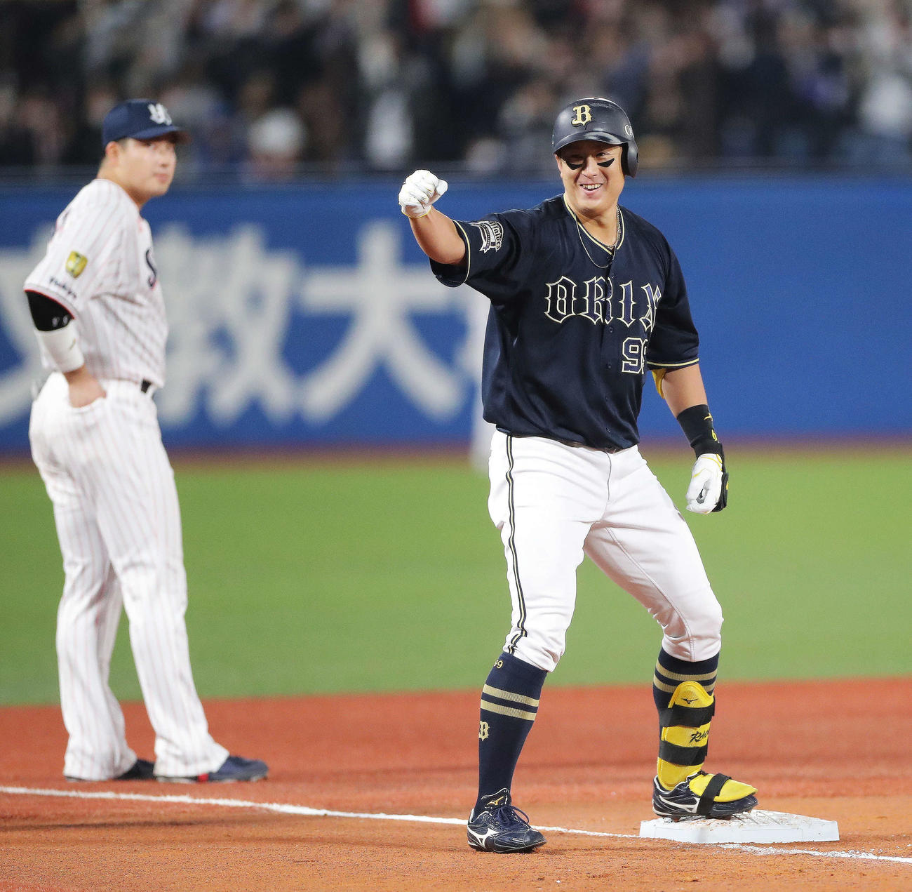 ヤクルト対オリックス　5回表2死満塁、中越えに放ち、塩見の後逸で三塁に出塁しガッツポーズする杉本。三塁手村上（撮影・河田真司）
