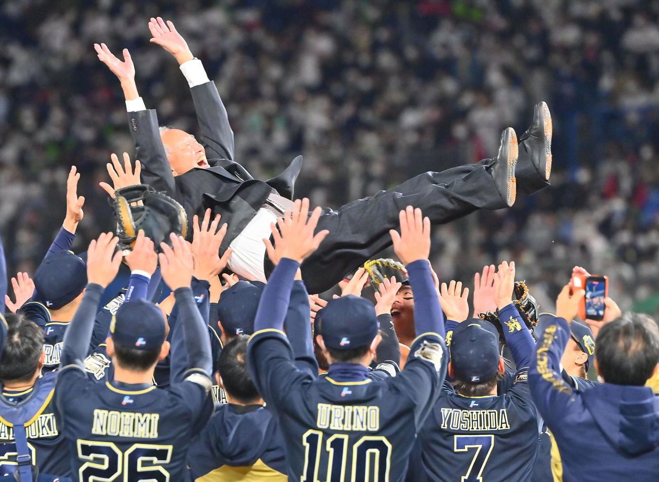 ヤクルト対オリックス　日本シリーズを制しナインに胴上げされる宮内オーナー（撮影・和賀正仁）