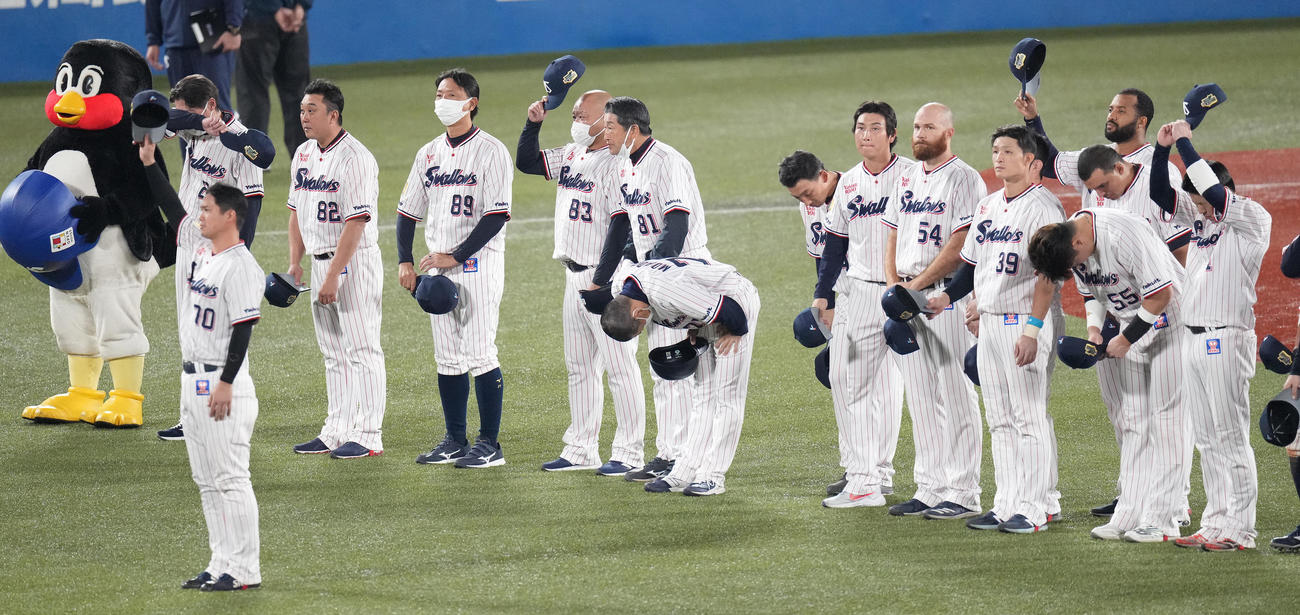 ヤクルト対オリックス　日本一を逃し、ファンに一礼するヤクルトナイン。左は高津監督、右から山田、サンタナ、オスナ、村上（撮影・鈴木みどり）