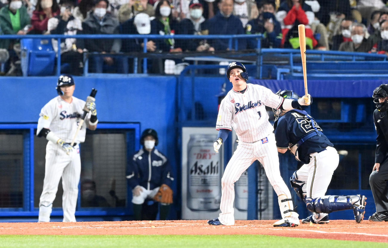 ヤクルト対オリックス　4回裏ヤクルト無死、山田は空振りの三振に倒れる。左は村上（撮影・前岡正明）