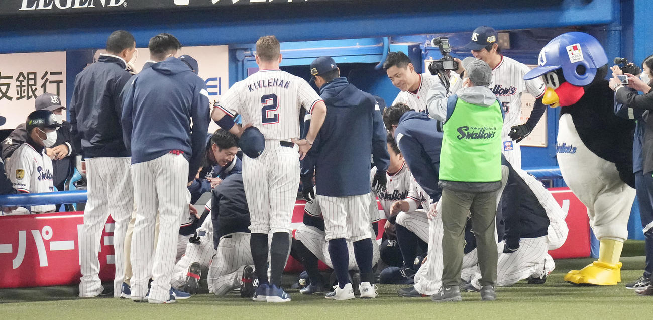 ヤクルト対オリックス　試合前、円陣で声出しするヤクルト山田（撮影・鈴木みどり）