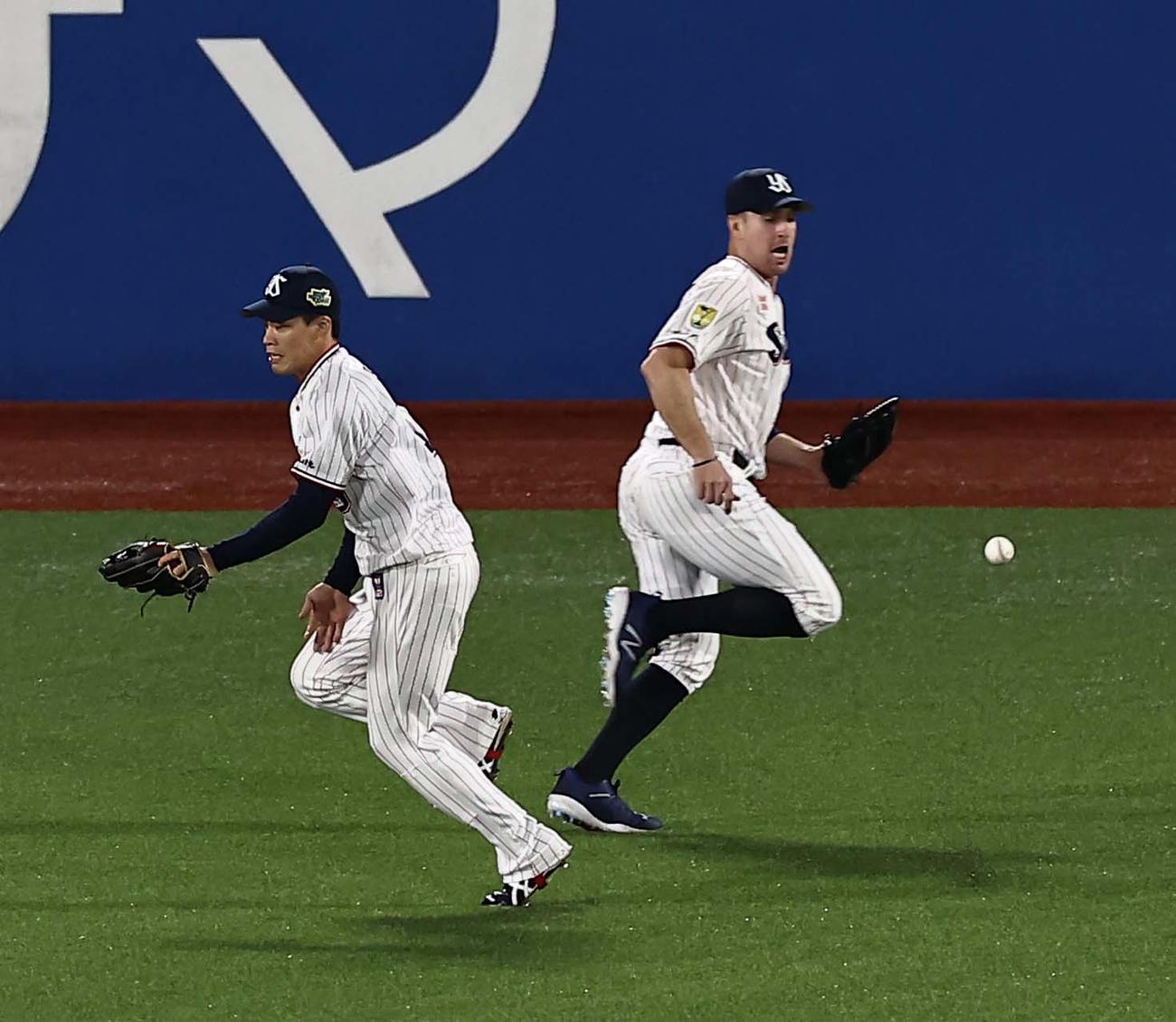 5回表オリックス2死満塁、塩見（左）は杉本の打球を捕れず追加点を許す（撮影・上田博志）