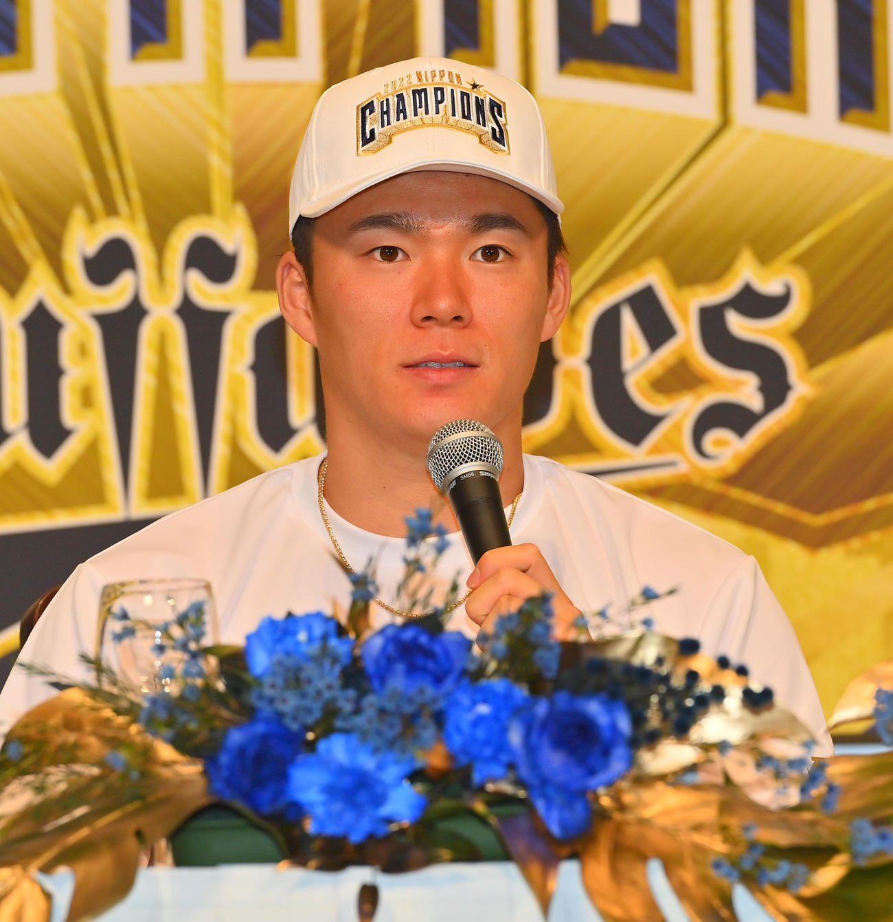 優勝会見を行い報道陣の質問に答えるオリックス山本（撮影・和賀正仁）