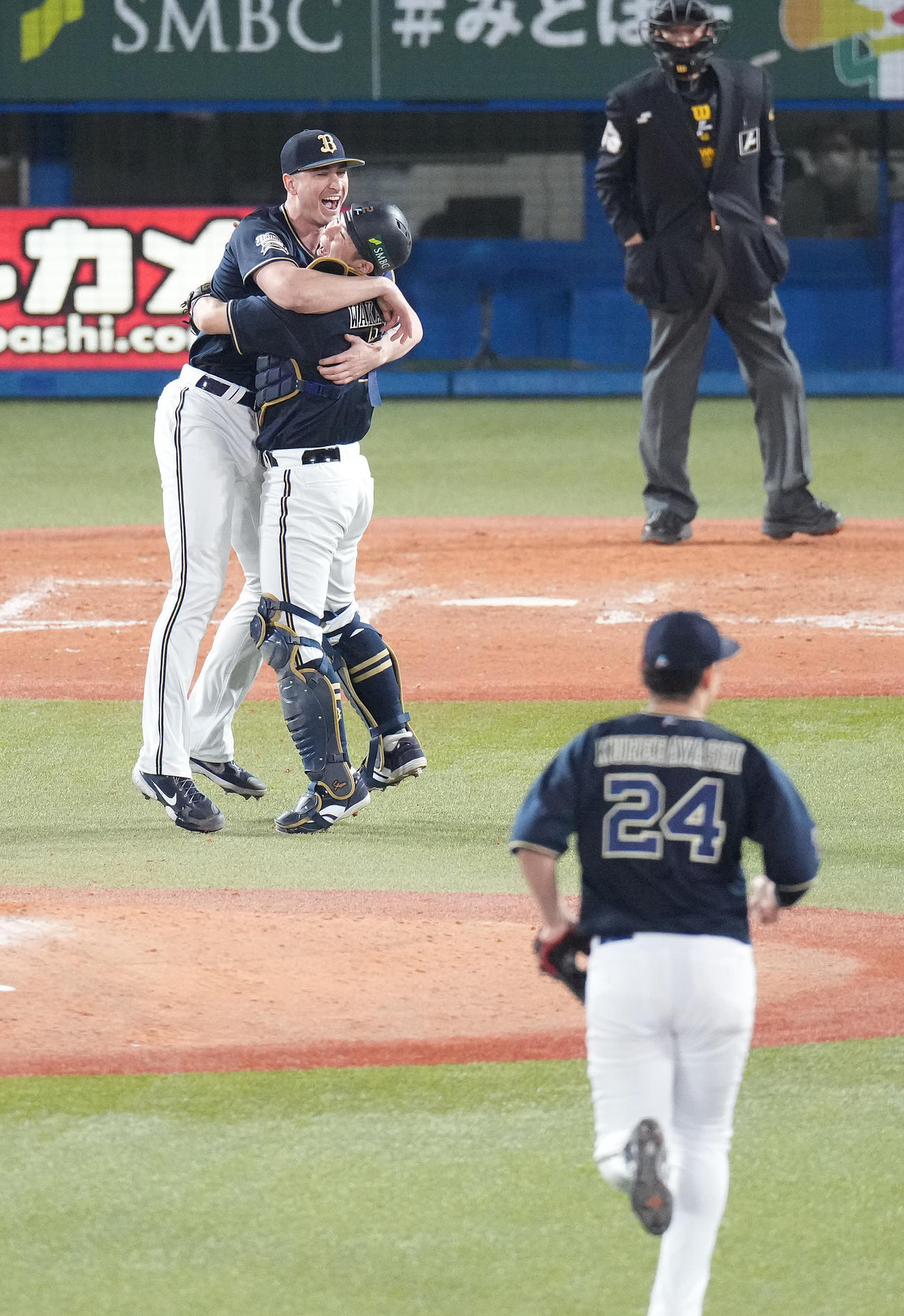 ヤクルト対オリックス　日本一を決め、抱き合って喜ぶオリックス・ワゲスパック（左）と若月（撮影・鈴木みどり）