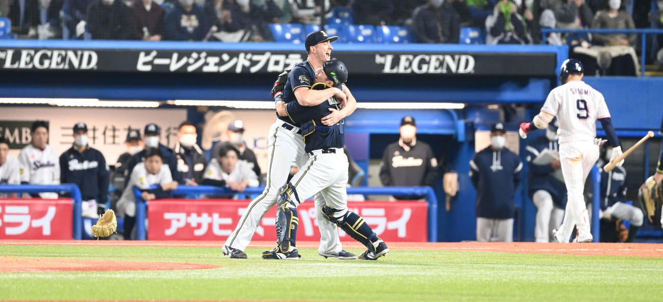 ヤクルト対オリックス　ヤクルトを破り日本一、マウンドで抱き合うワゲスパック（左）と若月（撮影・前岡正明）