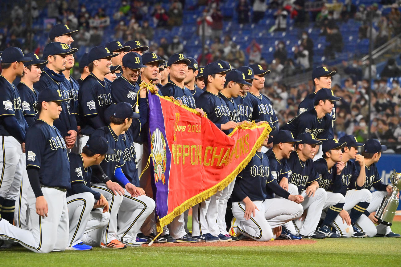 チャンピオンフラッグを手に記念撮影するオリックス中嶋監督とナイン（撮影・和賀正仁）
