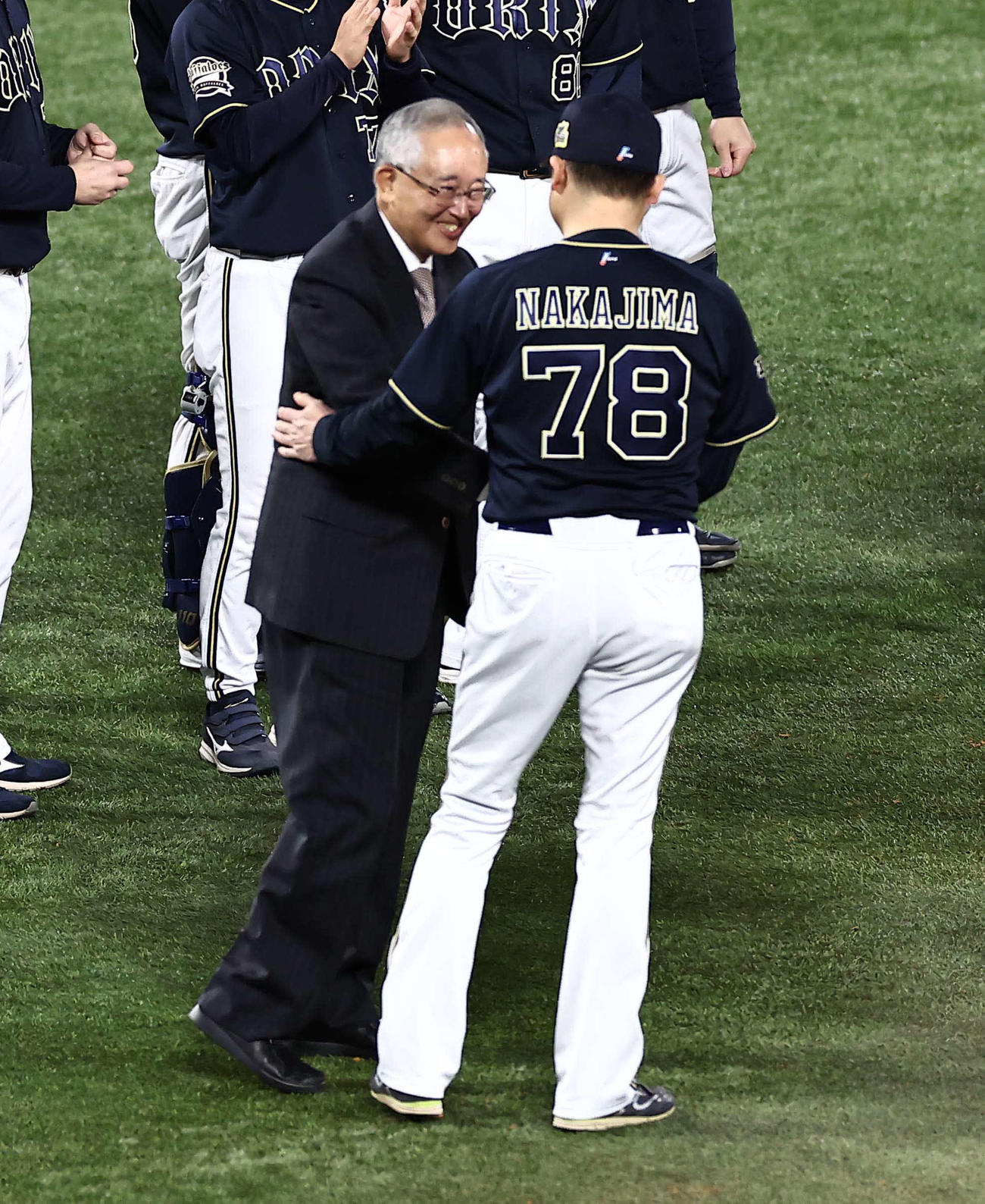 日本一を決めた中嶋監督（右）と握手を交わすオリックス宮内オーナー（撮影・上田博志）