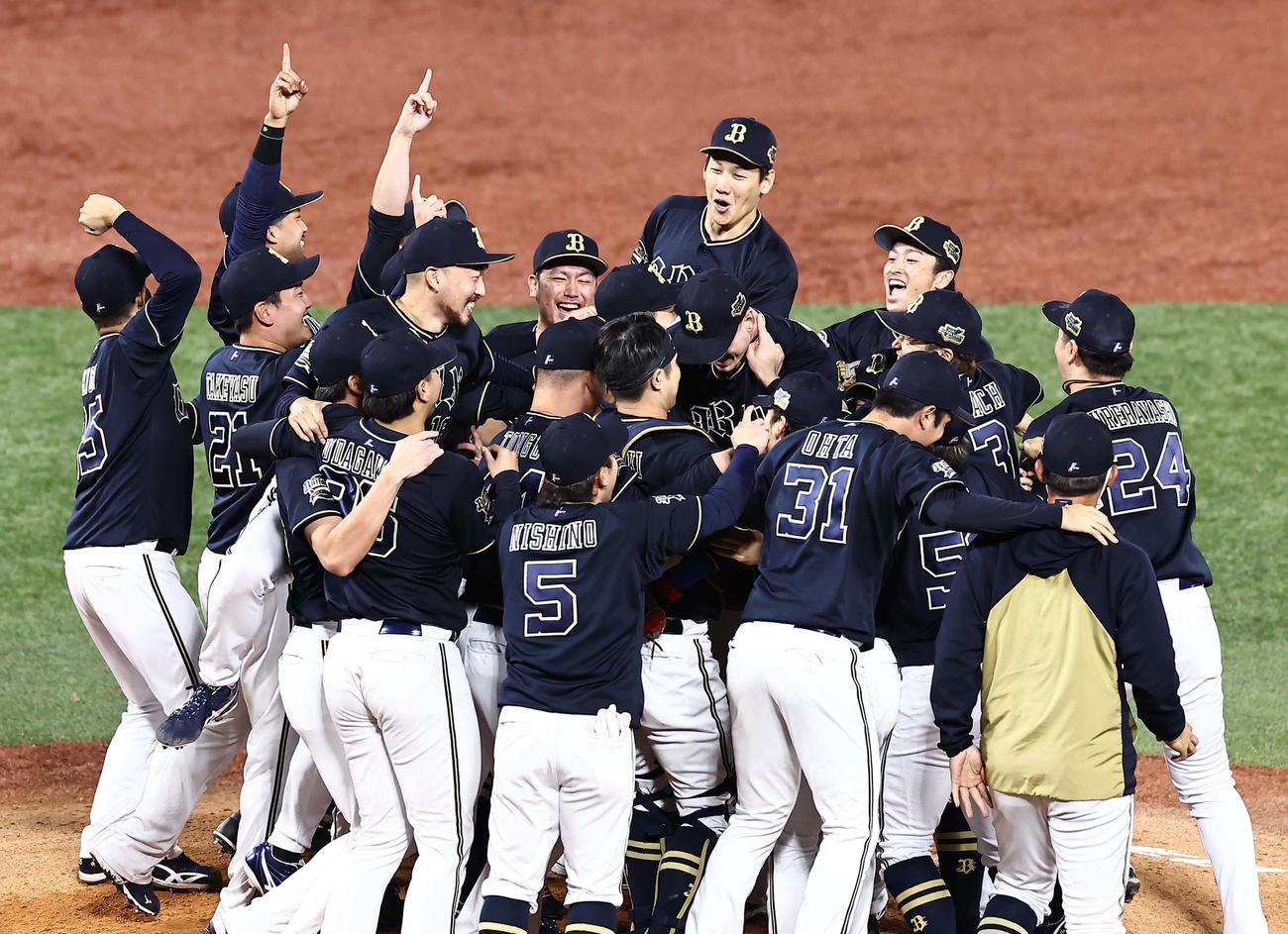 日本一を決めた吉田正（中央）は歓喜の輪に笑顔で飛び込む（撮影・上田博志）